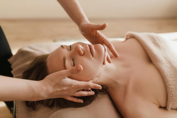 Quels sont les bienfaits des massages lymphatiques pour le visage et comment les pratiquer ?